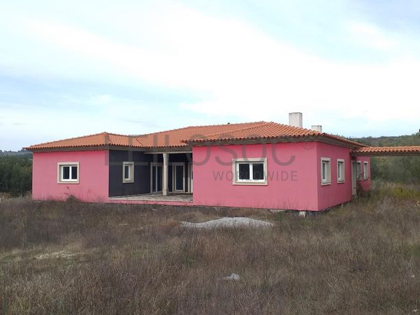 Moradia com Terreno (Benfeitoria) · Sernancelhe, Viseu