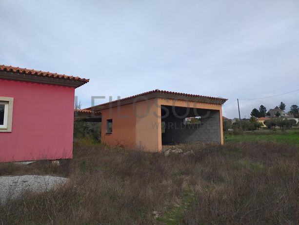 Moradia com Terreno (Benfeitoria) · Sernancelhe, Viseu