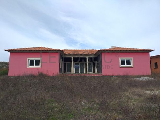 Moradia com Terreno (Benfeitoria) · Sernancelhe, Viseu