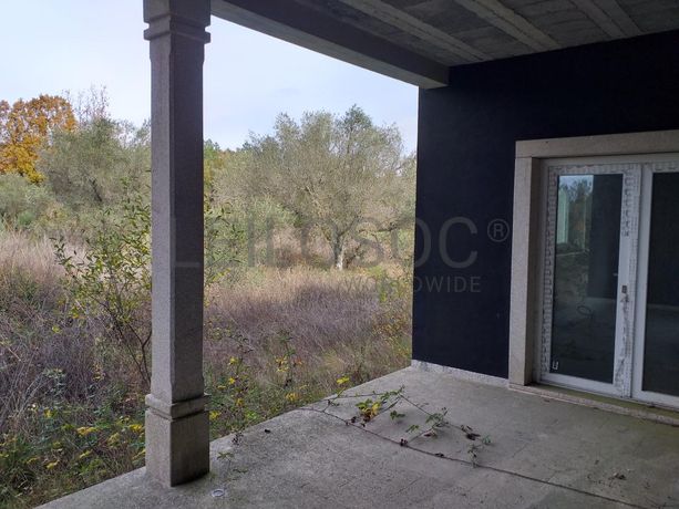 Moradia com Terreno (Benfeitoria) · Sernancelhe, Viseu