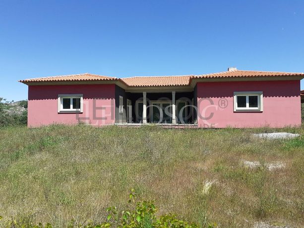 Moradia com Terreno (Benfeitoria) · Sernancelhe, Viseu
