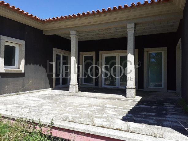 Moradia com Terreno (Benfeitoria) · Sernancelhe, Viseu