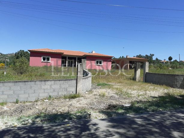 Moradia com Terreno (Benfeitoria) · Sernancelhe, Viseu