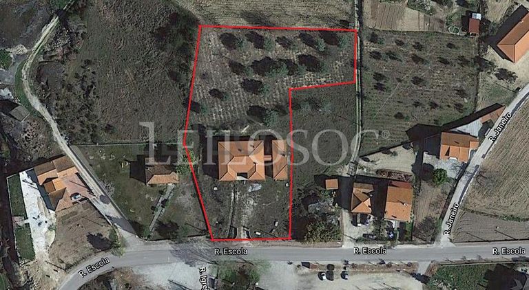 Moradia com Terreno (Benfeitoria) · Sernancelhe, Viseu