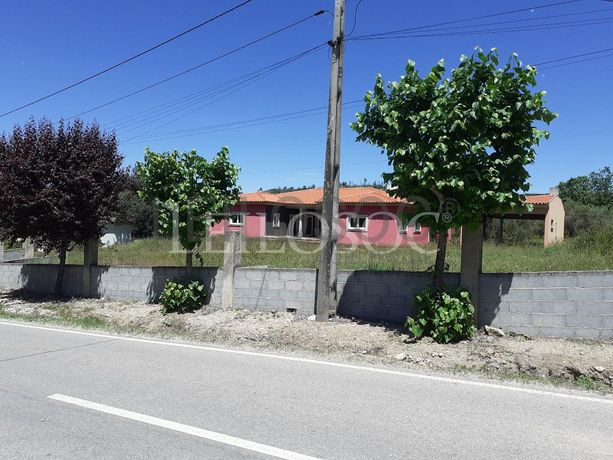 Moradia com Terreno (Benfeitoria) · Sernancelhe, Viseu