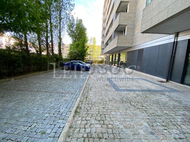 Lugar de Garagem · Porto