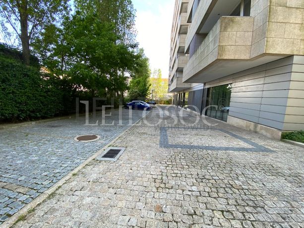 Lugar de Garagem · Porto