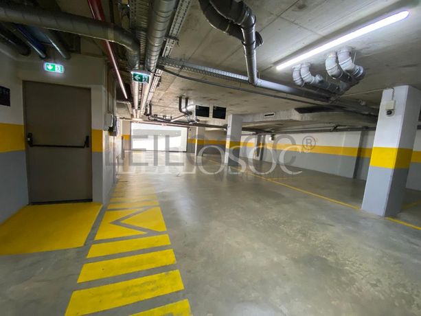 Lugar de Garagem · Porto