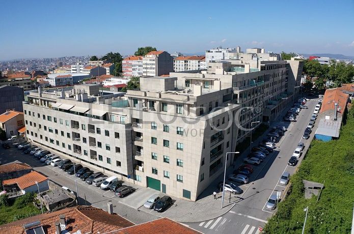 Apartamento T5 + 3 Lugares de Garagem + Arrumos · Vila Nova de Gaia