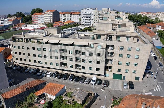 Apartamento T5 + 3 Lugares de Garagem + Arrumos · Vila Nova de Gaia