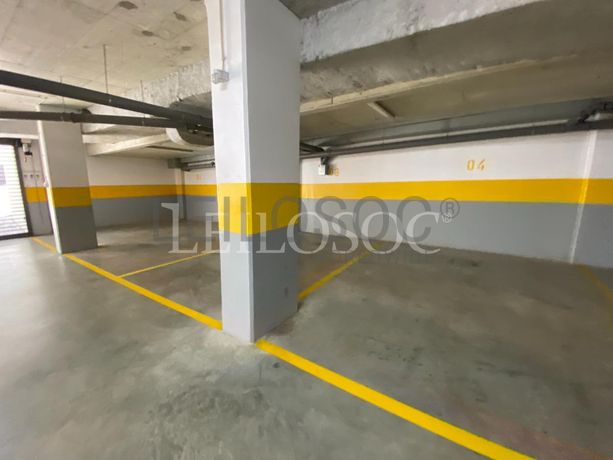 Lugar de Garagem · Porto