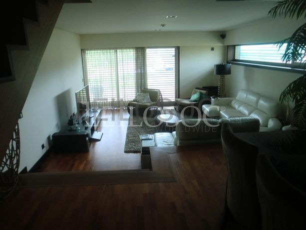 Moradia V4 em Condomínio Fechado