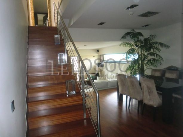 Moradia V4 em Condomínio Fechado