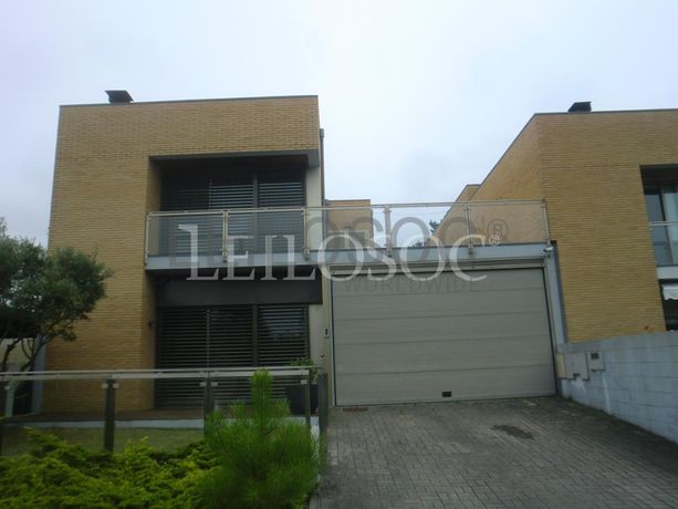 Moradia V4 em Condomínio Fechado