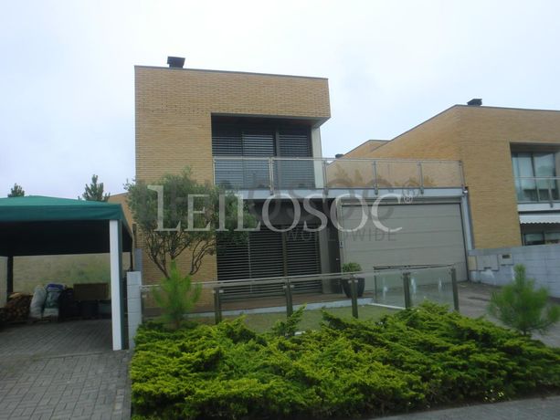 Moradia V4 em Condomínio Fechado