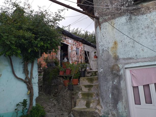 1/4 da Nua Propriedade · Moradia p/ Restauro · Paredes
