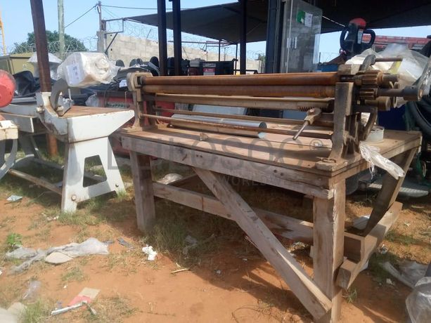 Maquina de dobrar chapas e fazer ondulações ·