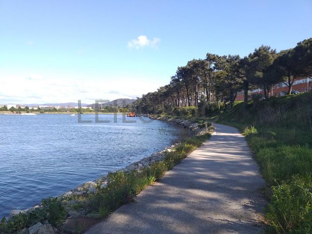 Moradia V4 em Condomínio Fechado