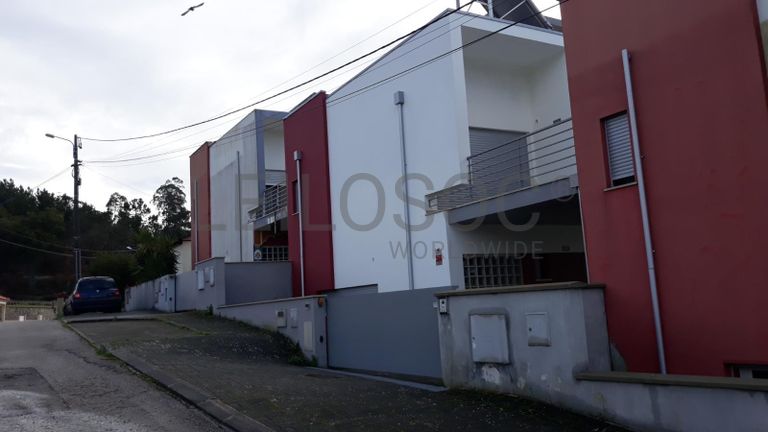 1/2 de Moradia V3 · Leiria