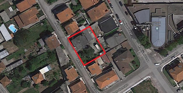 Moradia V5 + Logradouro + Terreno · Santo Tirso