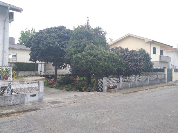 Moradia V5 + Logradouro + Terreno · Santo Tirso
