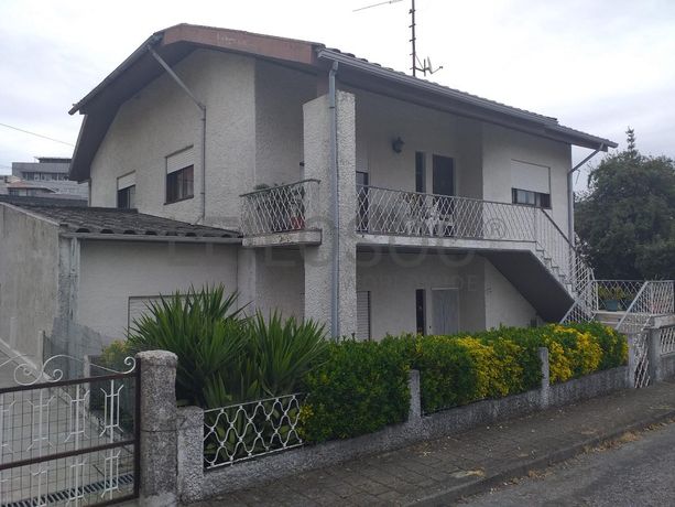 Moradia V5 + Logradouro + Terreno · Santo Tirso