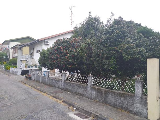 Moradia V5 + Logradouro + Terreno · Santo Tirso