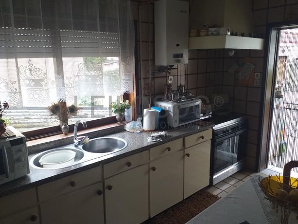 Moradia V5 + Logradouro + Terreno · Santo Tirso