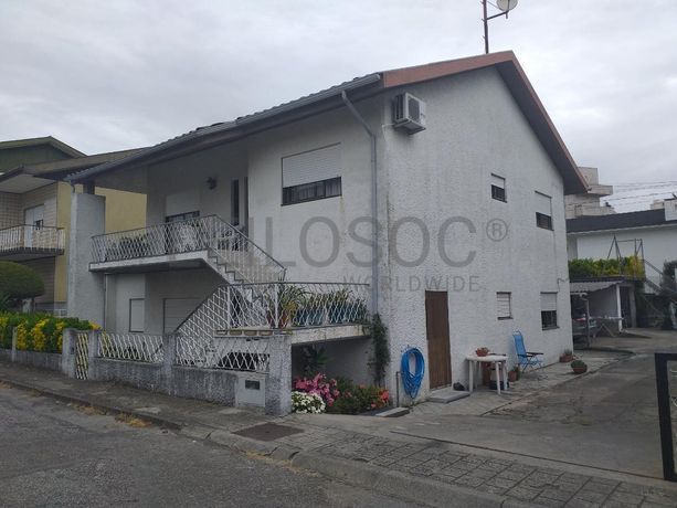 Moradia V5 + Logradouro + Terreno · Santo Tirso