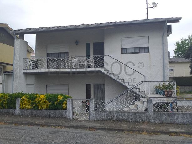 Moradia V5 + Logradouro + Terreno · Santo Tirso