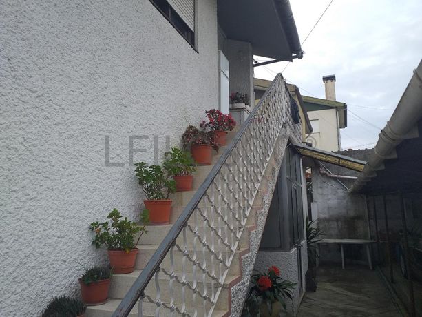 Moradia V5 + Logradouro + Terreno · Santo Tirso