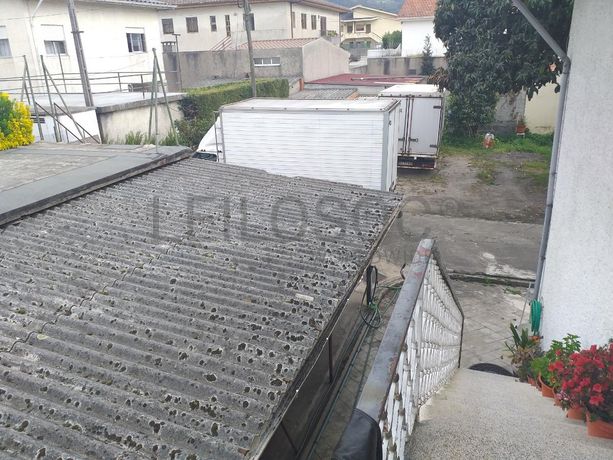 Moradia V5 + Logradouro + Terreno · Santo Tirso