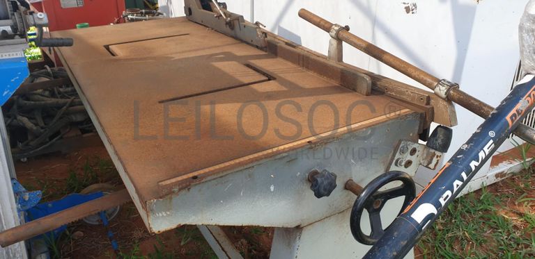 Máquina de trabalhar ferro ·