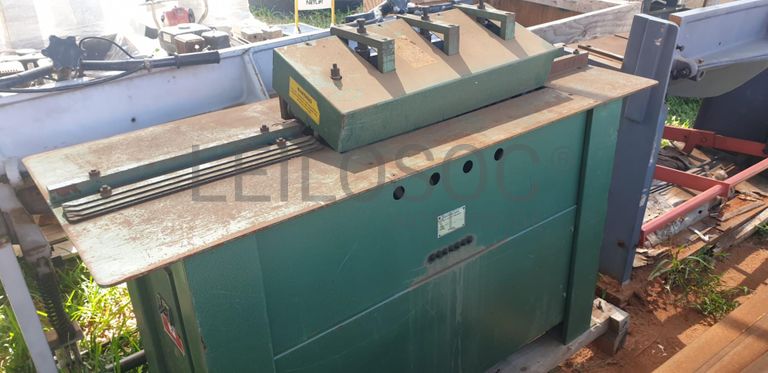 Máquina de trabalhar ferro ·