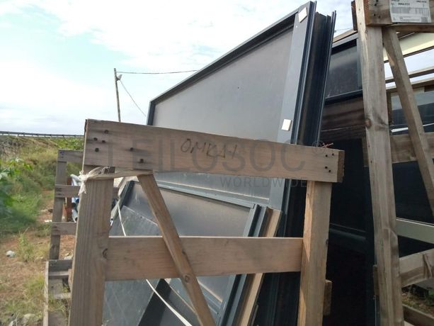 Estruturas do alumínio com vidros duplos ·