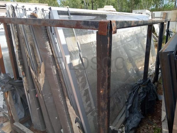 Estruturas de alumínio com vidros ·
