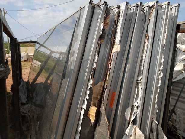 Estruturas de alumínio com vidros ·