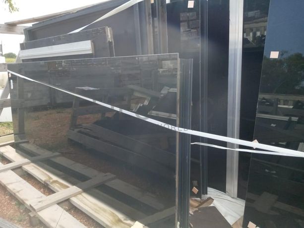 Estruturas de alumínio com vidros ·