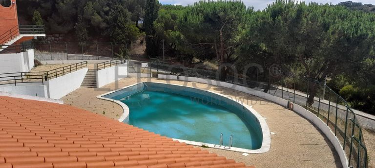 Moradia V3 com Piscina inserida na Quinta da Moura · Oeiras