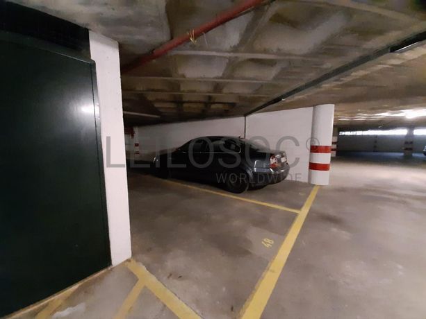 Lugar de Garagem · Porto