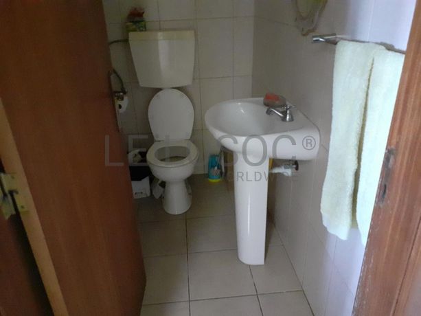 Armazém c/ Escritório e Apartamento · Anadia