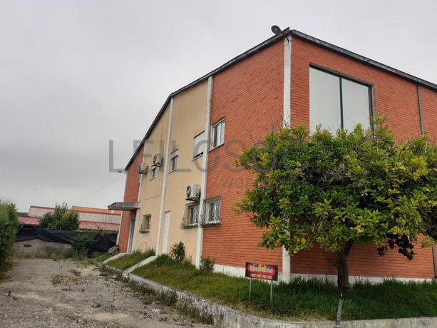 Armazém c/ Escritório e Apartamento · Anadia