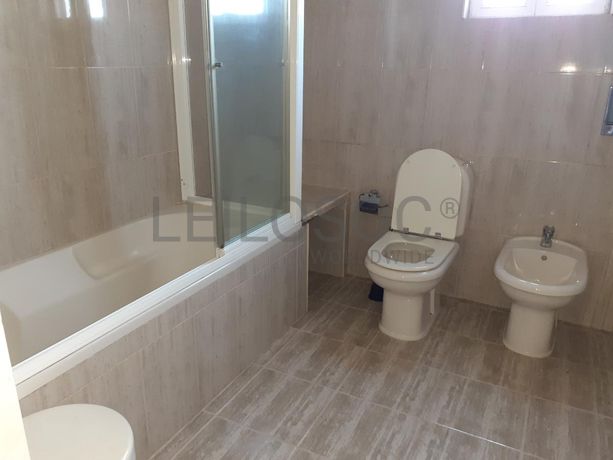 Armazém c/ Escritório e Apartamento · Anadia