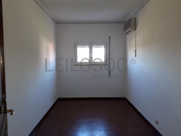 Armazém c/ Escritório e Apartamento · Anadia