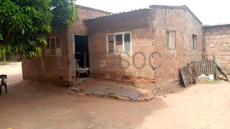 Casa T2 em terreno de 4200m2