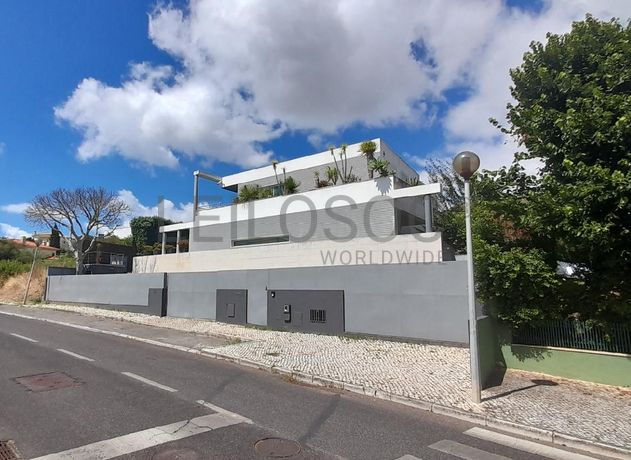 Moradia V3 com Piscina inserida na Quinta da Moura · Oeiras