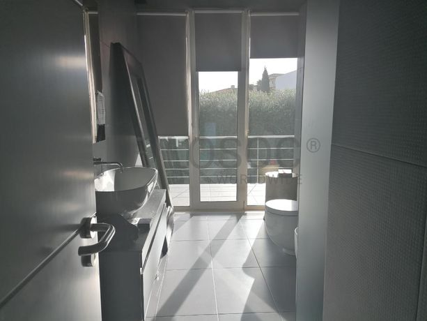 Moradia V3 com Piscina inserida na Quinta da Moura · Oeiras