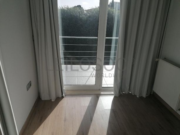 Moradia V3 com Piscina inserida na Quinta da Moura · Oeiras