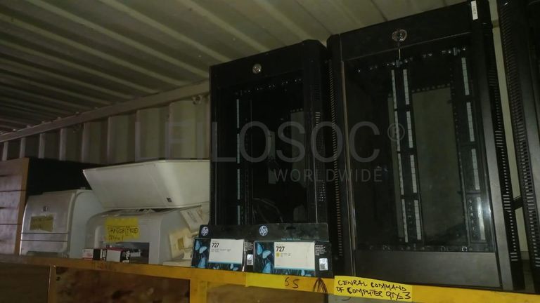 Material Informático + Material Informático + Material Informático + Diversos + Mobiliário de escritório + Diversos + Diversos + Olofotes + Diversos + Diversos + Contentor de 40P ·