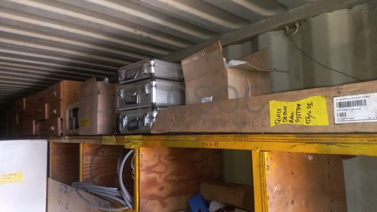 Material Informático + Material Informático + Material Informático + Diversos + Mobiliário de escritório + Diversos + Diversos + Olofotes + Diversos + Diversos + Contentor de 40P ·